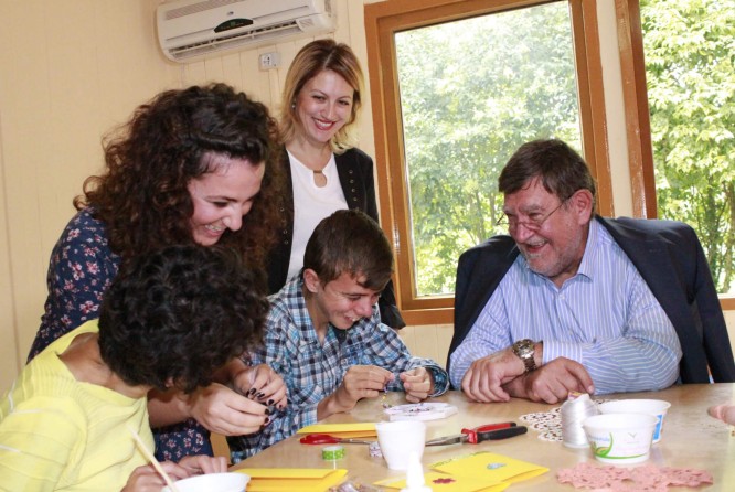 Bastelstunde bei Stepic Charity CEE mit Personen, die sich um einen Tisch versammelt haben und gemeinsam kreativ sind