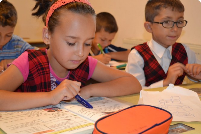 Kinder lernen eifrig in einer Schule